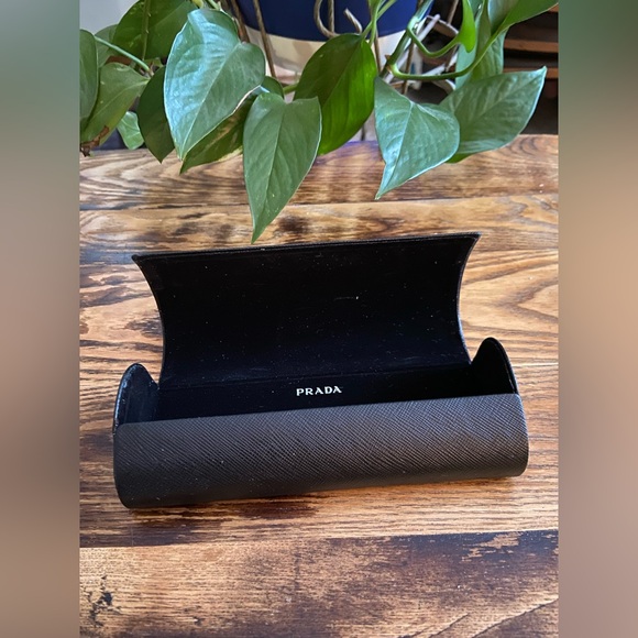 Prada - Picture 1 of 4